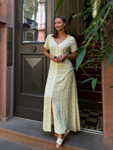 Load image into Gallery viewer, The Long Summerdress - Yellow Summerfield