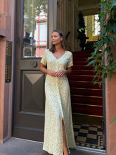 Load image into Gallery viewer, The Long Summerdress - Yellow Summerfield